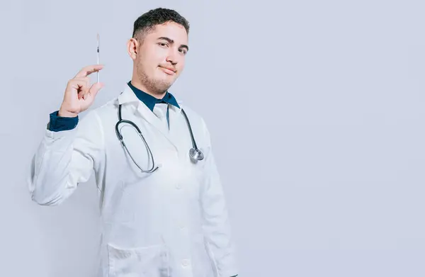 Przyjazny Lekarz Trzymający Strzykawkę Izolacji Uśmiechnięty Lekarz Pokazujący Strzykawkę Izolowanym — Zdjęcie stockowe