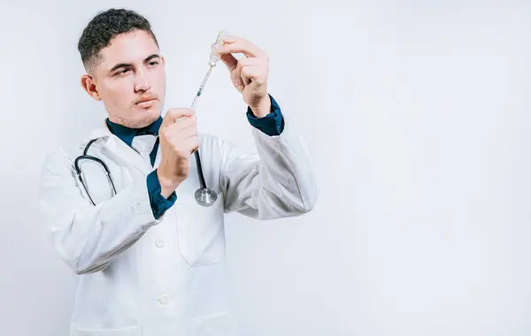Przystojny Lekarz Rysujący Lek Fiolki Przestrzenią Kopiowania Lekarz Pobierający Lek — Zdjęcie stockowe