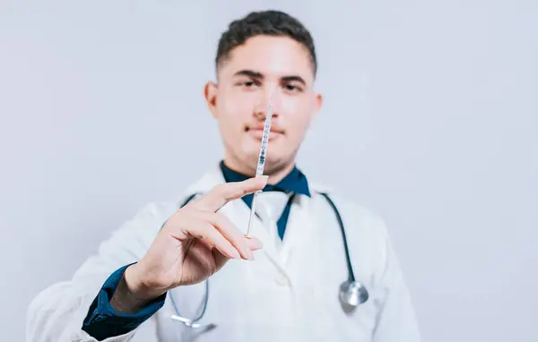 Fechamento Médico Segurando Mostrando Uma Seringa Isolada Médico Caucasiano Segurando — Fotografia de Stock