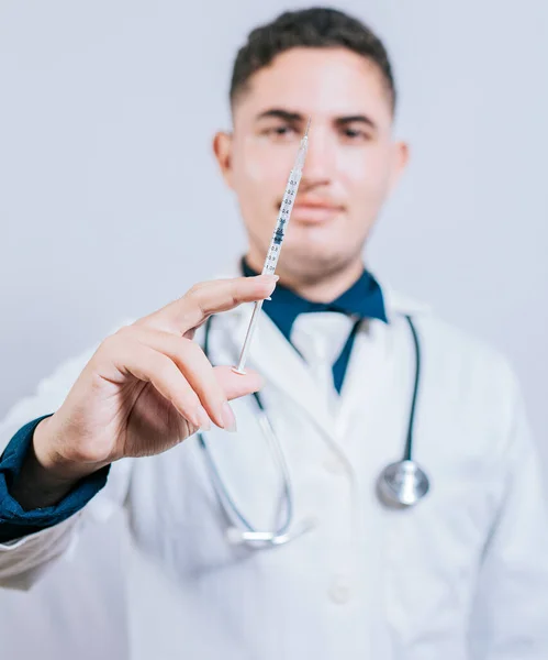 Biały Lekarz Trzymający Strzykawkę Izolowanym Tle Zbliżenie Trzymania Przez Lekarza — Zdjęcie stockowe