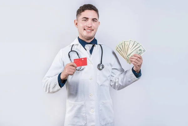 Щасливий Латинський Лікар Тримає Кредитну Картку Гроші Ізольовані Веселий Лікар — стокове фото