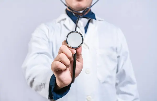 Κοντινό Πλάνο Του Γιατρού Δείχνει Στηθοσκόπιο Ιατρική Απομονωμένη Αναγνωρίσιμος Γιατρός — Φωτογραφία Αρχείου