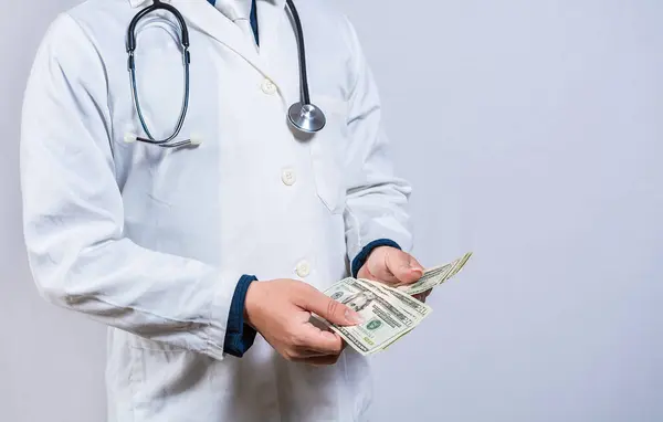 医疗腐败概念 腐败的医生孤立地计算金钱 腐败的医生孤立地计算金钱 — 图库照片
