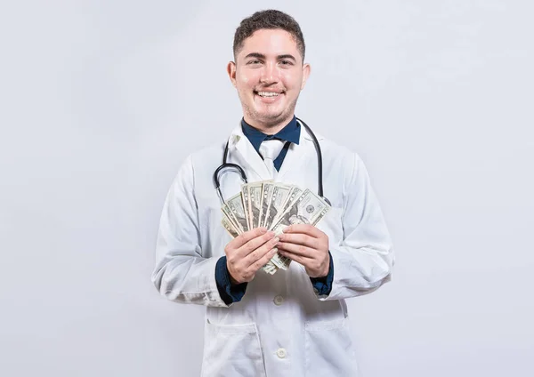 Lateinamerikanischer Junger Arzt Der Isoliert Geld Hält Fröhlicher Arzt Zeigt — Stockfoto