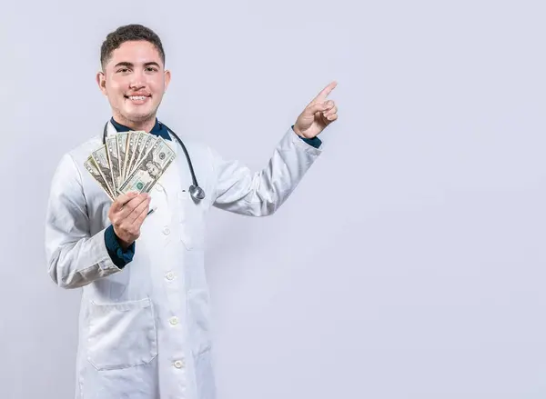 Médico Latino Feliz Segurando Dinheiro Apontando Para Lado Bonito Médico — Fotografia de Stock