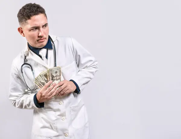Dishonest Médico Segurando Dinheiro Suborno Fundo Branco Médico Corrupto Segurar — Fotografia de Stock
