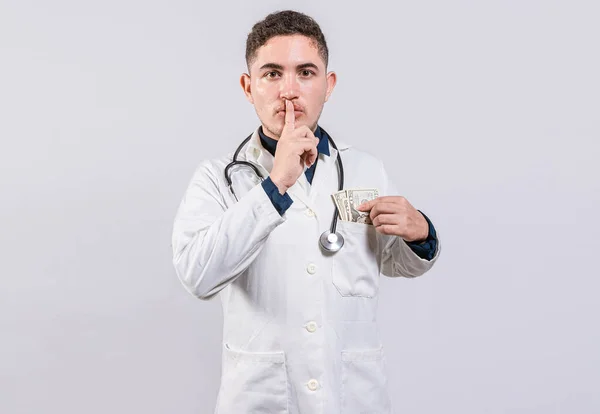 Zdravotní Úplatkářství Nečestný Doktor Dává Peníze Kapsy Zkorumpovaný Doktor Dává — Stock fotografie