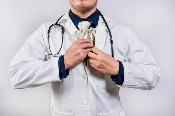 Oärlig Läkare Lägger Pengar Fickan Medicinsk Muta Koncept Korrupt Läkare — Stockfoto