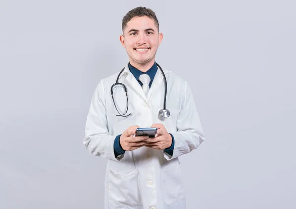 Счастливый Латинский Доктор Держит Телефон Изолированным Веселый Врач Помощью Мобильного — стоковое фото