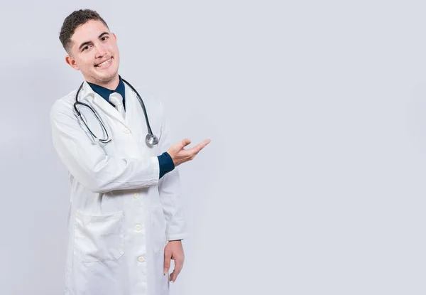 Médico Latino Mostrando Uma Propaganda Com Palmas Médico Jovem Apresentando — Fotografia de Stock