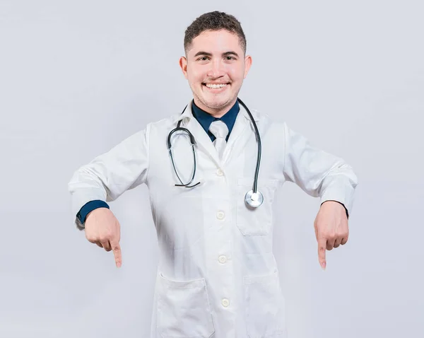 Mladý Doktor Ukazuje Povýšení Dolů Šťastný Doktor Ukazuje Prstem Dolů — Stock fotografie