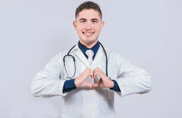 Médico Amigável Fazendo Gesto Cardíaco Com Mãos Isoladas Jovem Médico — Fotografia de Stock