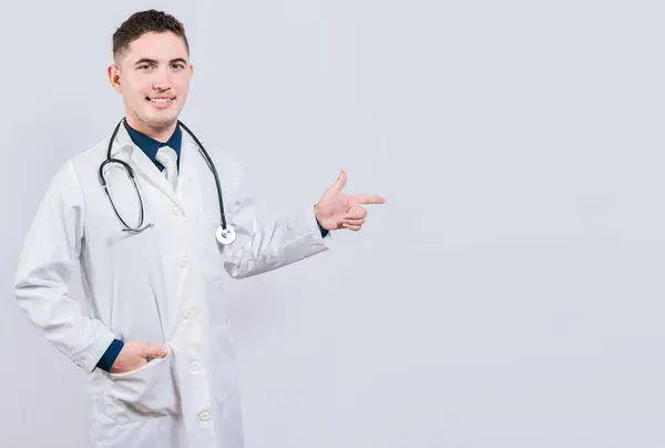 Hezký Doktor Ukazující Prstem Povýšení Latinský Lékař Ukazuje Izolovaný Reklamní — Stock fotografie