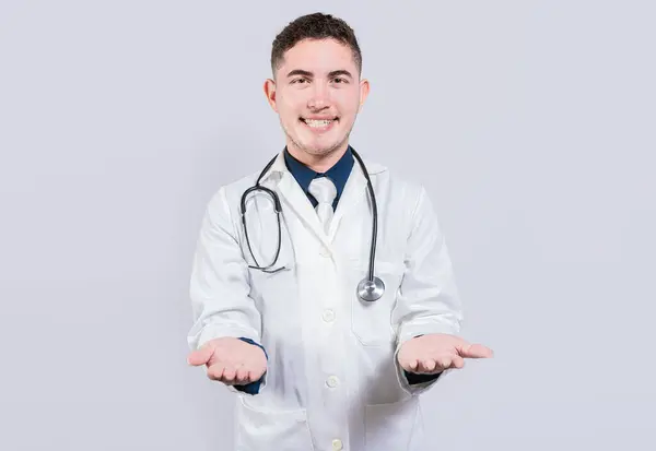Χαρούμενος Γιατρός Απλώνει Χέρια Ευπρόσδεκτα Φιλικός Γιατρός Απλώνεται Χέρι Ευπρόσδεκτη — Φωτογραφία Αρχείου