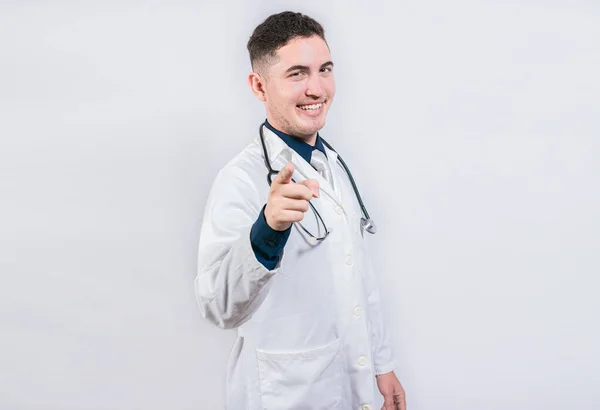 Przystojny Lekarz Celujący Kamerę Przyjazny Uśmiechnięty Lekarz Wskazujący Ciebie Młody — Zdjęcie stockowe