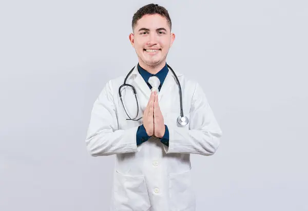Uśmiechnięty Latynoski Lekarz Wyizolowanymi Dłońmi Wesoły Doktor Składający Dłonie Kupy — Zdjęcie stockowe