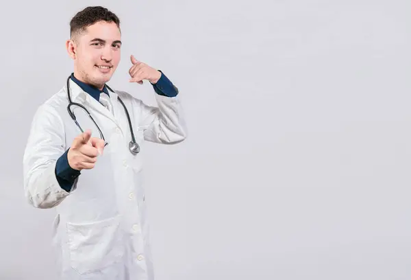 Przystojny Lekarz Robi Odosobniony Gest Uśmiechnięty Lekarz Wykonujący Gest Wywołania — Zdjęcie stockowe