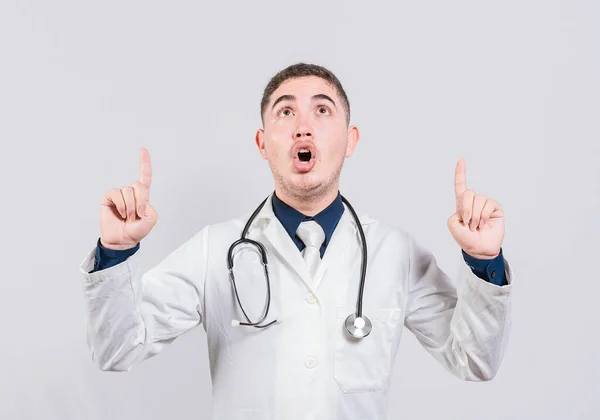Úžasný Doktor Ukazující Povýšení Muž Lékař Hledá Ukazuje Izolované Překvapený — Stock fotografie