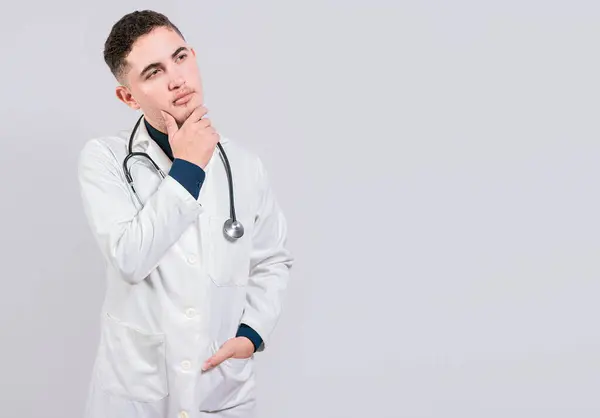 Doktor Myśli Ręką Podbródku Zamyślony Lekarz Patrząc Górę Młody Lekarz — Zdjęcie stockowe