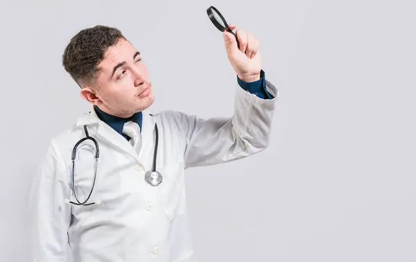 Doutor Procura Algo Com Lupa Olhando Isolado Médico Bonito Segurando — Fotografia de Stock