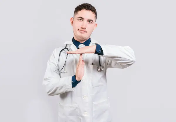 Mladý Doktor Gestikuluje Sám Latinský Lékař Dělat Time Out Gesto — Stock fotografie