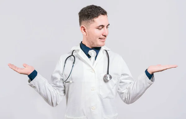 Doktor Prezentuje Coś Obiema Dłońmi Młody Lekarz Otwartymi Dłońmi Latynoski — Zdjęcie stockowe