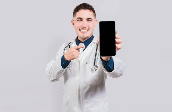 Uśmiechnięty Lekarz Pokazujący Aplikację Ekranie Telefonu Komórkowego Szczęśliwy Młody Lekarz — Zdjęcie stockowe