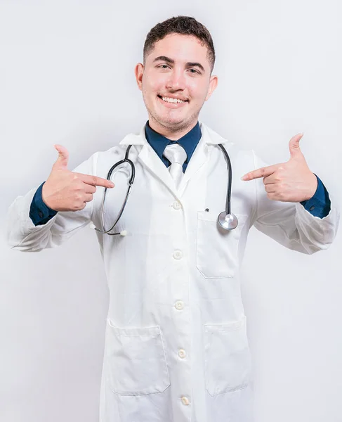 Zadowolony Młody Lekarz Wskazujący Siebie Odosobnionym Tle Radosny Lekarz Wskazujący — Zdjęcie stockowe