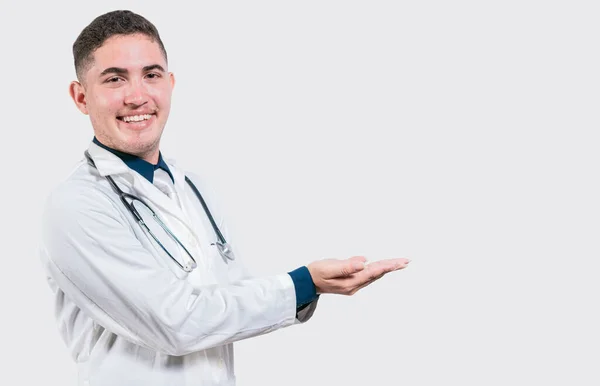 Szczęśliwy Doktor Prezentuje Coś Dłońmi Przystojny Lekarz Pokazujący Reklamę Dłońmi — Zdjęcie stockowe