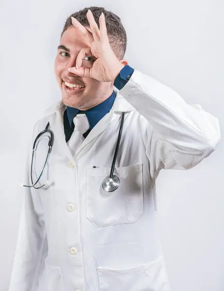 Veselý Doktor Mávl Souhlas Izolovaně Latinský Lékař Schvalující Izolované Pozadí — Stock fotografie