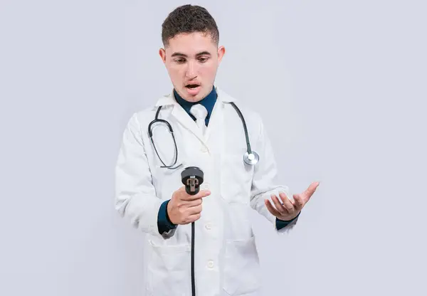Elképesztő Fiatal Orvos Izolált Vérnyomásmérővel Meglepett Orvos Nézi Tenziométer Fehér — Stock Fotó