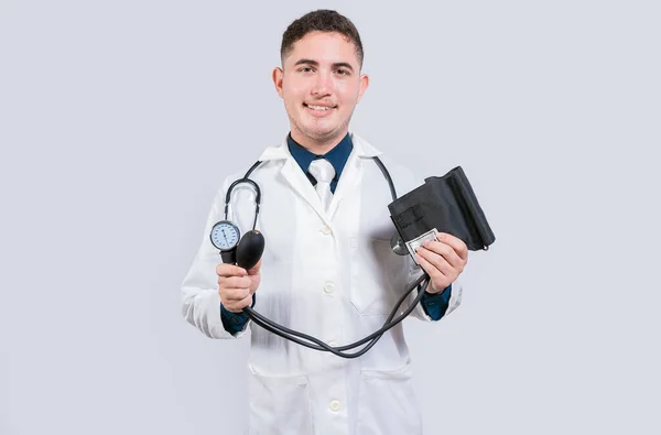 Fiatal Orvos Izolált Vérnyomásmérőt Mutat Vidám Orvos Vérnyomásmérővel — Stock Fotó