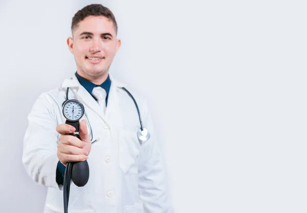 Mladý Doktor Drží Tensiometr Izolovaném Pozadí Latinský Lékař Ukazuje Izolovaný — Stock fotografie