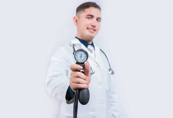 Latinský Lékař Ukazuje Izolovaný Monitor Krevního Tlaku Mladý Lékař Drží — Stock fotografie