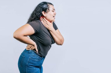 Boyun ağrısı ve stres konsepti. Boynu ağrıyan genç bir kız izole edilmiş. Boyun gerilimi olan insanlar