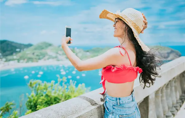 Chica Turista Feliz Tomando Una Selfie Mirador Playa Hermosa Chica — Foto de Stock