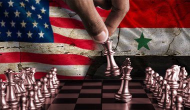 Satranç tahtasındaki ABD, Yemen bayrağına karşı kavramı. Satranç tahtası parçalarında ABD ve Yemen arasındaki anlaşmazlık. Yemen ve ABD arasındaki savaş