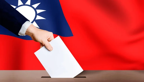 Χέρι Κρατώντας Την Ψηφοφορία Κάλπη Σημαία Της Ταϊβάν Στο Παρασκήνιο Royalty Free Φωτογραφίες Αρχείου