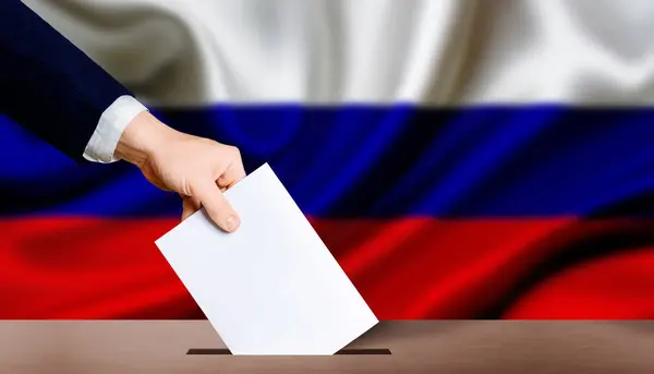 Χέρι Κρατώντας Την Ψηφοφορία Στην Κάλπη Σημαία Της Ρωσίας Στο Φωτογραφία Αρχείου