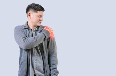 Omzunu tutarken acı çeken kişi izole edilmiş. Kolları ağrıyan genç adam izole edilmiş.