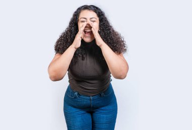 Güzel bir kız kameraya izole edilmiş bir şey anons ediyor. Genç kız sana bağırıyor ve bir şeyler söylüyor.