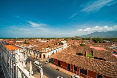Granada şehrindeki bazı renkli koloni binalarının ön cephesinin en üst görüntüsü. Granada, Nikaragua 'daki renkli binaların kiremitli çatılarının manzarası
