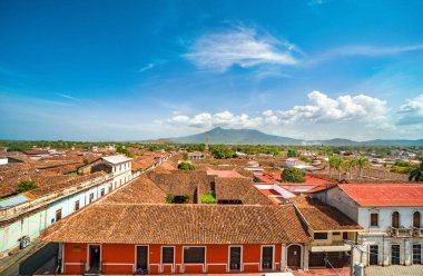 Granada, Nikaragua 'daki renkli binaların kiremitli çatılarının manzarası. Granada şehrindeki renkli koloni binalarının ön cephesinin en üst görüntüsü