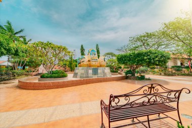 Güneşli bir günde güzel Nagarote Central Park. Ağaçlarla çevrili güzel bir doğal park. Geleneksel Nagarote Parkı, Nikaragua