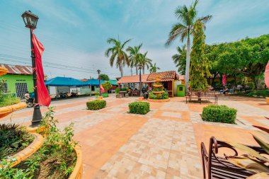 Nagarote Central Park 'ı palmiye ağaçlarıyla çevrili. Geleneksel Nagarote Parkı, Nikaragua 05-05-2024