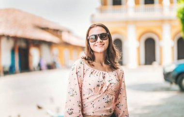 Turist meydanındaki güzel turist kızın portresi. Granada, Nikaragua. Turist meydanında gülümseyen kadın gezginin portresi