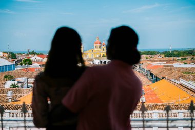 Turist çiftlerin silueti La Merced bakış açısından Granada katedraline bakıyor.