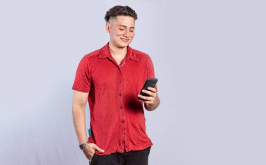 Yakışıklı adam cep telefonundan memnun, genç latin adam cep telefonundan memnun.