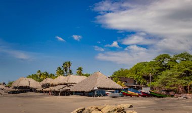 Kumsala yakın çatı restoranları, sazdan çatı restoranları mavi gökyüzü olan ahşap botlar, Nikaragua restoranları, sahil kenarında.