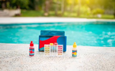 Kit havuz suyunu test edecek. Yüzme havuzları için su test kiti, havuzlar için klor ve pH analiz kiti, havuz suyu için pH ve klor testi, havuz için Oto ve fenol kiti..